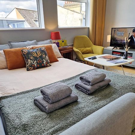 1-Bed Apartment, Close To Kensington Olympia With Free Wi-Fi & Netflix 伦敦 外观 照片