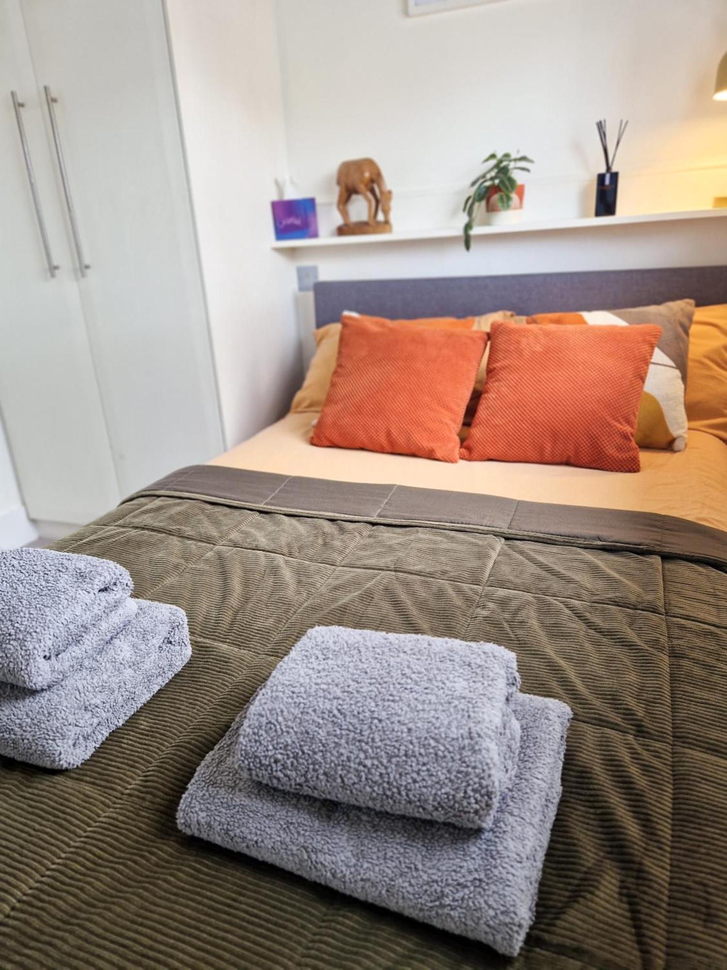 1-Bed Apartment, Close To Kensington Olympia With Free Wi-Fi & Netflix 伦敦 外观 照片