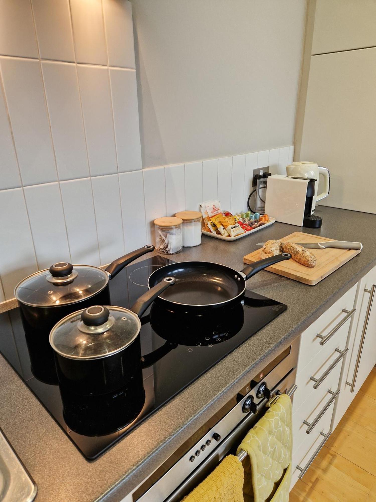 1-Bed Apartment, Close To Kensington Olympia With Free Wi-Fi & Netflix 伦敦 外观 照片